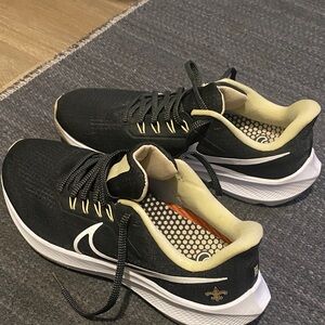 Nike Men's Black and White Athletic NFL New Orleans Saint Shoes
